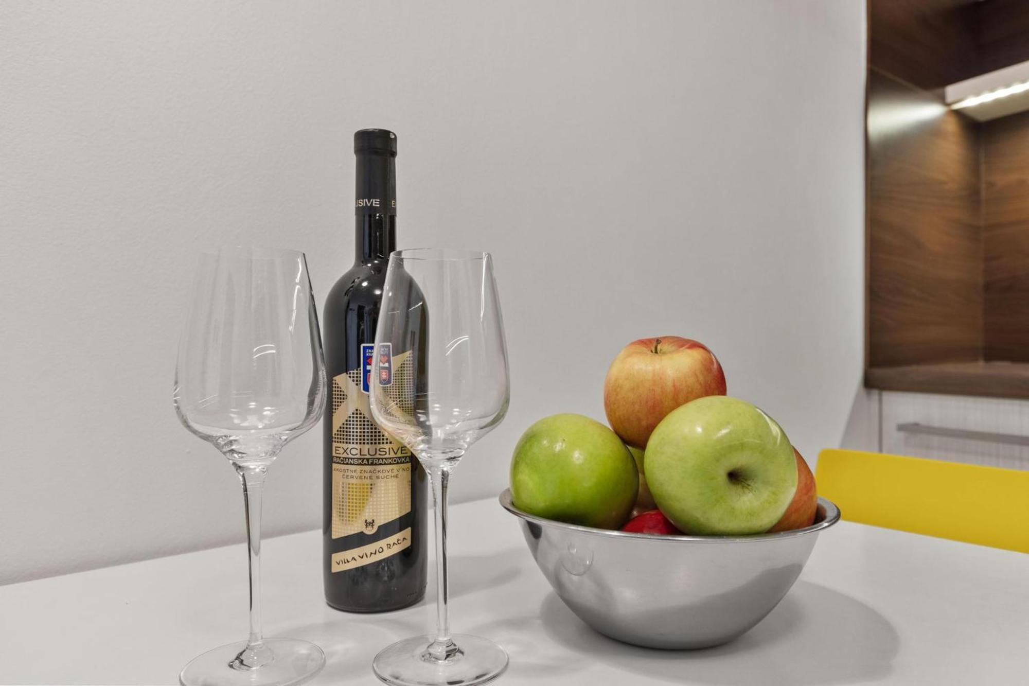 Apple Apartment Братислава Екстериор снимка