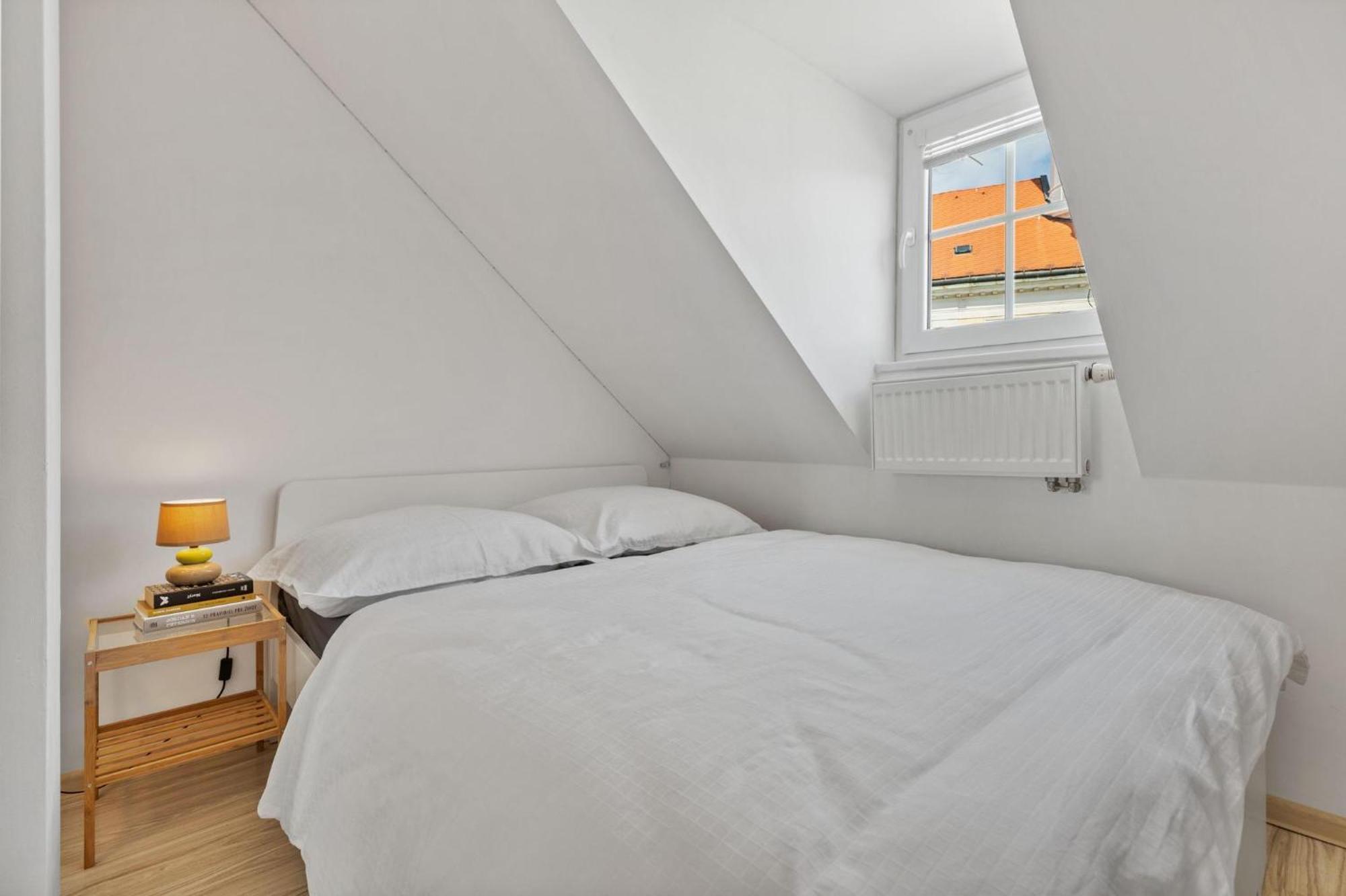 Apple Apartment Братислава Екстериор снимка