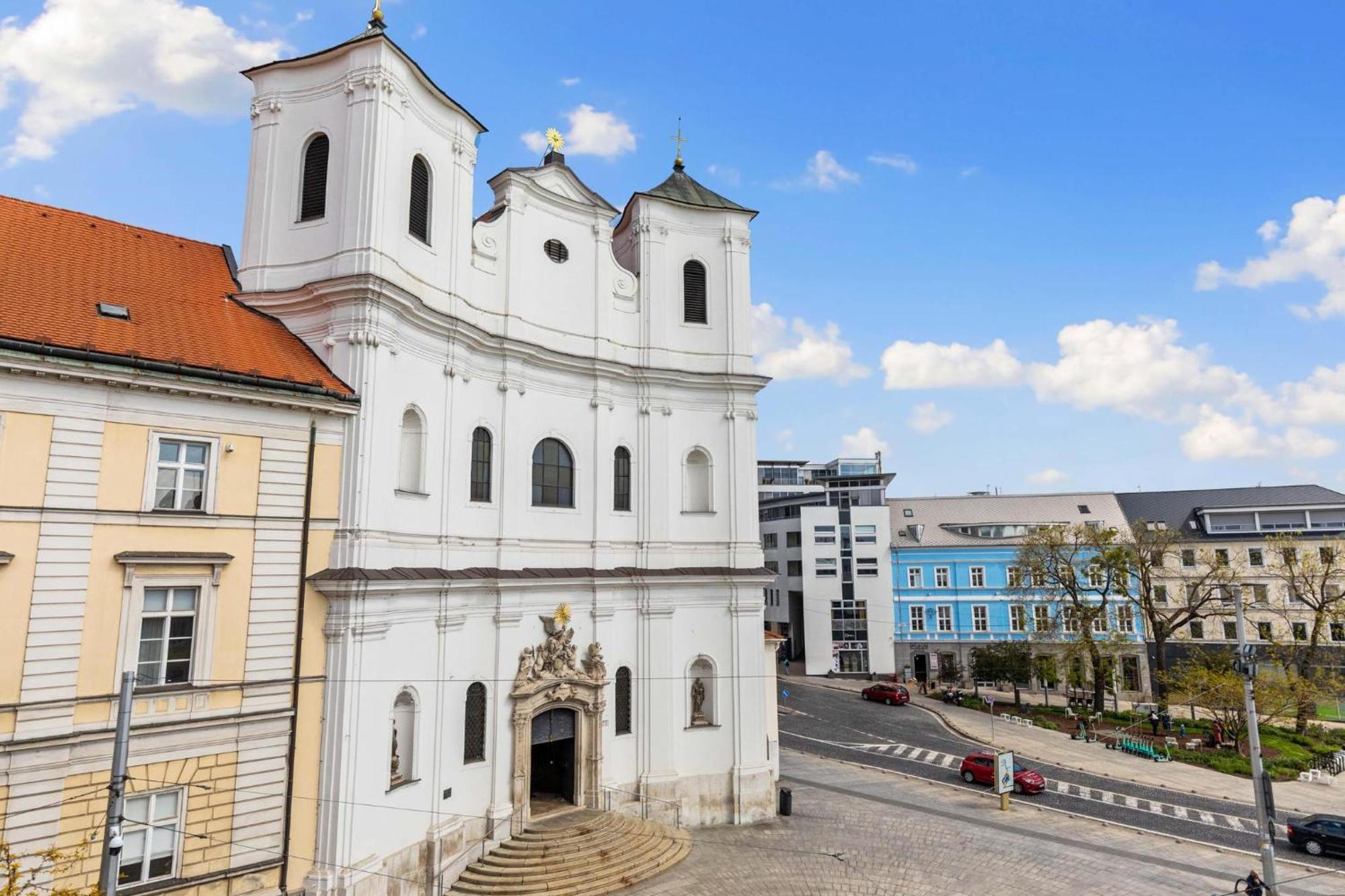 Apple Apartment Братислава Екстериор снимка